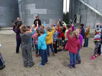GHV First grade students visiting farm